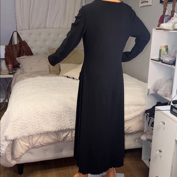 Elegant Black Long Sleeve Dress with White Bow - Picture 2 of 3
